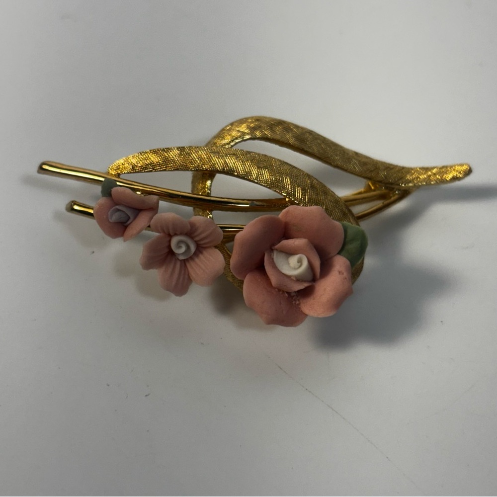 Elegant Gold Tine Brooch with Delicate Porcelain Roses Unique‎ Piece